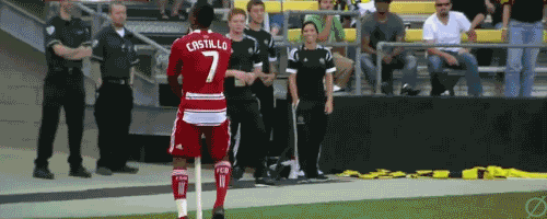 Gif gracioso de Castillo, jugador de fútbol, celebra un gol con el banderín de corner