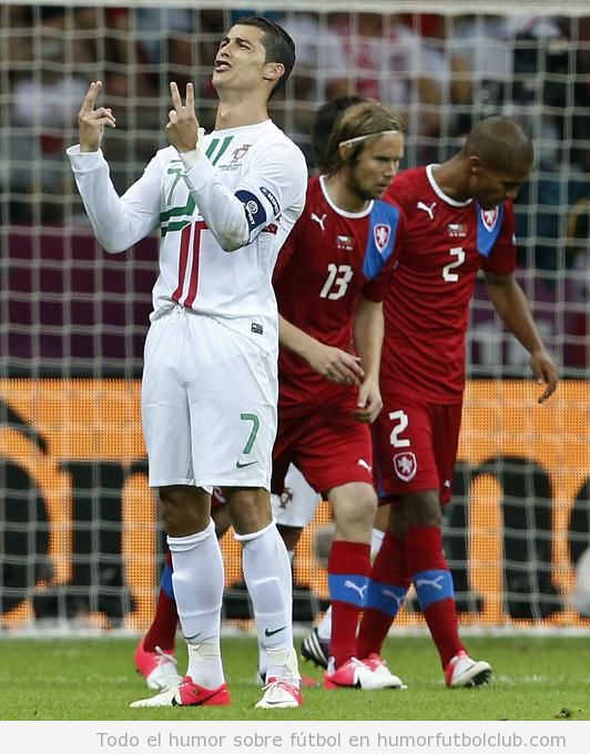 Foto graciosa de Cristiano Ronaldo lamentándose por haber fallado 2 goles