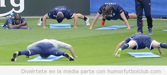 Foto graciosa de Balotelli sentado en un entrenamiento con Italia mientras  los demás hacen ejercicio Eurocopa 2012