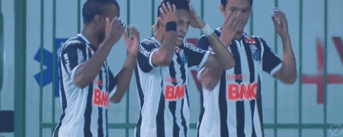 Gif gracioso de fútbol de Neymar celebrando un gol de forma divertida