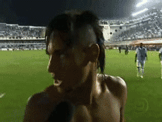 Gif divertido de una cámara de televisión golpeando a Neymar en la cabeza
