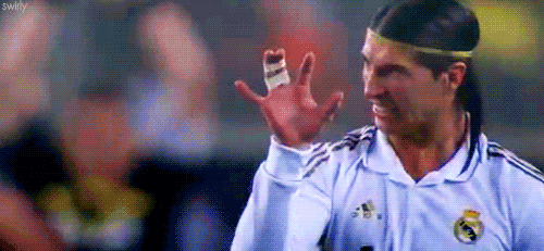Gif gracioso de Sergio Ramos haciendo el león con la mano