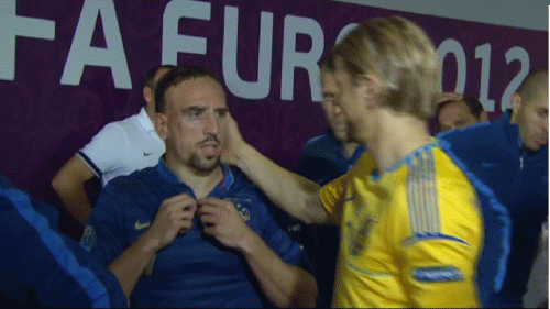 Gif gracioso de un jugador de Suecia tocando la cabeza a Ribery antes Francia Suecia