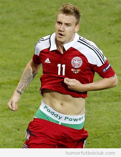 Nicklas Bendtner, futbolista selección Dinamarca, enseña sponsor publicidad en ropa interior