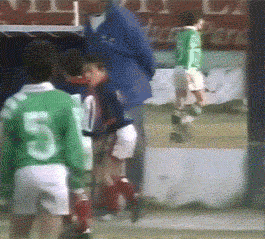 Gif animado de Messi de pequeño jugando a fútbol como un crack