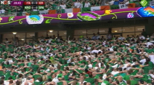 Gif de la afición de Irlanda unida, de espaldas y cantando contra italia en Eurocopa 2012