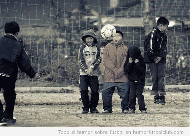 Niños graciosos se tapan sus partes íntimas con miedo en una falta con barrera en u partido fútbol en la calle