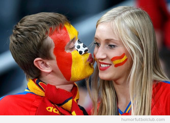 Pareja de enamorados en el españa Portugales semifinales Eurocopa 2012