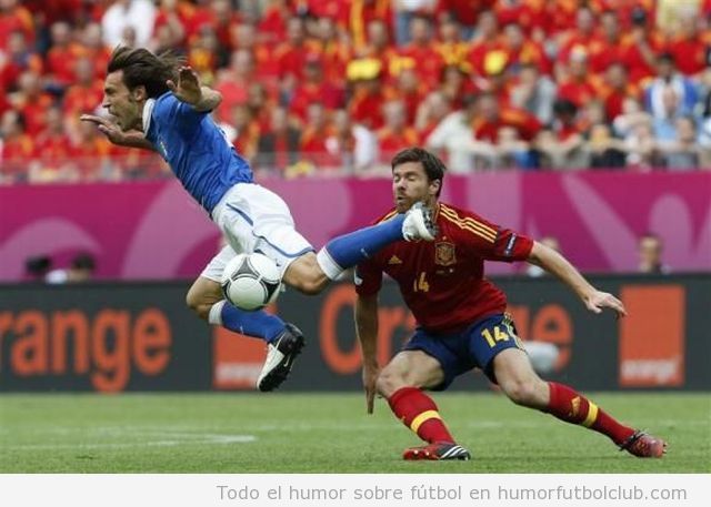 Imagen en la que Pirlo parece dar una patada en la boca a Xabi Alonso en el partido España Italia de la Eurocopa 2012