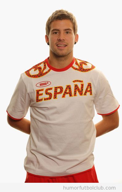 El futbolista de la selección española de fútbol sub 21, Iñigo Martínez, posa con la camiseta oficial de fútbol en los Juegos Olímpicos 2012