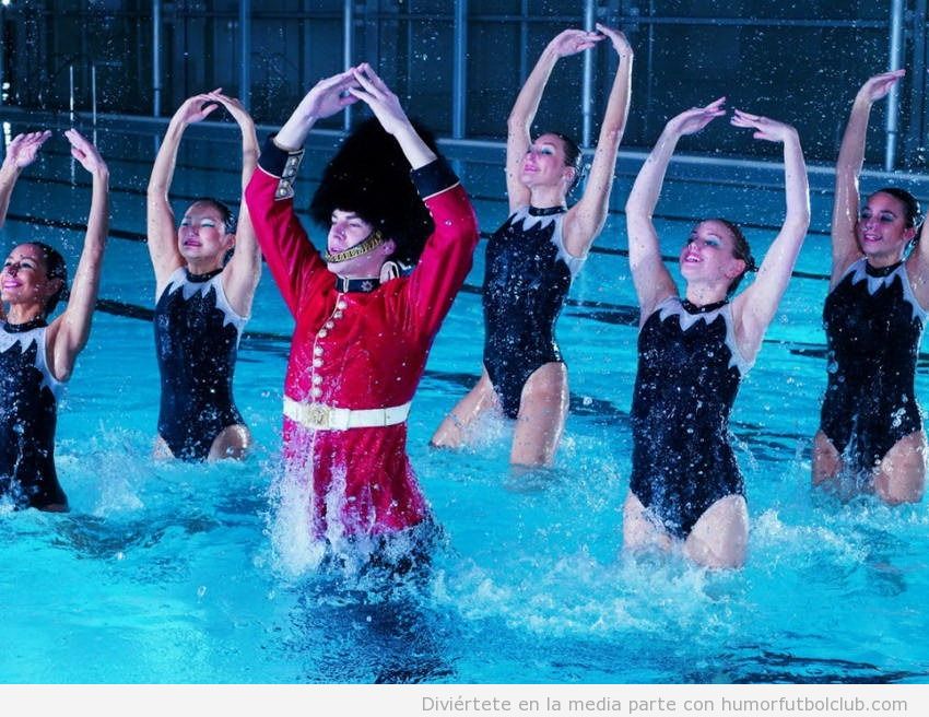 Guardia Real de London haciendo una rutina de natación sincronizada con nadadoras