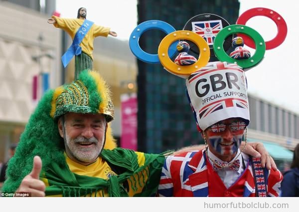 Foto divertida de dos aficionados de brasil y de Inglaterra en los Juegos Olímpicos Londres 2012