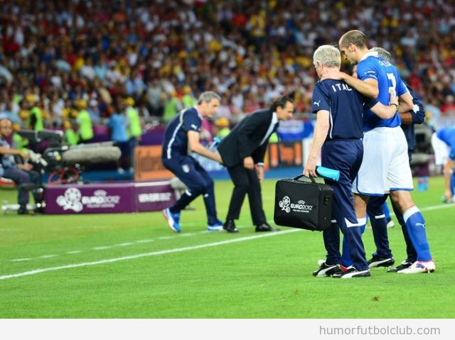 Asistente parece sacar algo del culo del entrenador de Italia durante  Eurocopa 2012