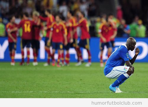 Balotelli en el suelo tras la derrota de Italia ante España en la final de la Eurocopa 2012