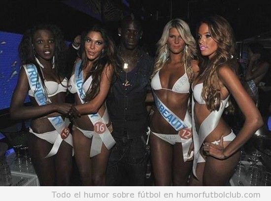 Mario Balotelli posa con modelos en sus vacaciones