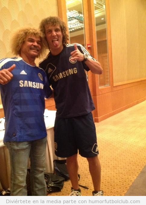 Los futbolistas David Luiz y Valderrama juntos en una foto con el mismo peinado