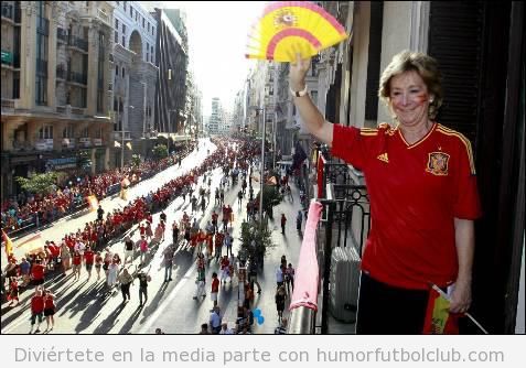 Esperanza Aguirre con camiseta y abanico de España en la celebración de la Roja Eurocopa 2012