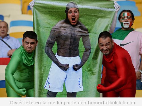 Aficionados de la selección italiana con un photocall de Balotelli antes de la final Eurocopa 2012