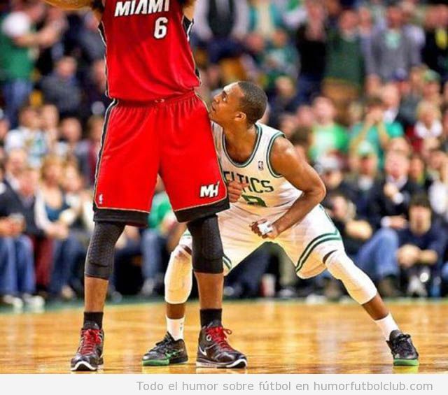 Foto divertida en la que un jugador de baloncesto mira la axila de otro
