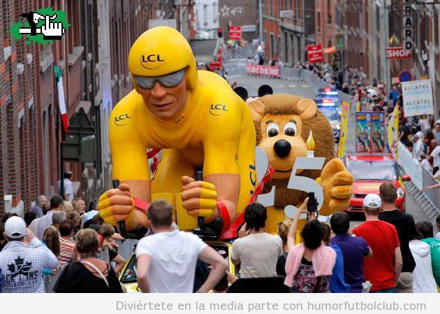 Foto graciosa de un ciclista gigante con maillot amarillo en la caravana del tour de francia