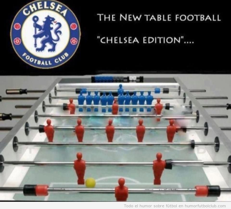 Foto graciosa del futbolín, football table o babyfoot del Chelsea