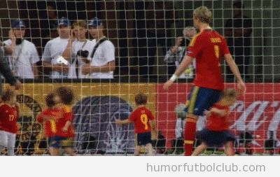 Hijos de los jugadores de España celebrando la victoria Eurocopa 2012