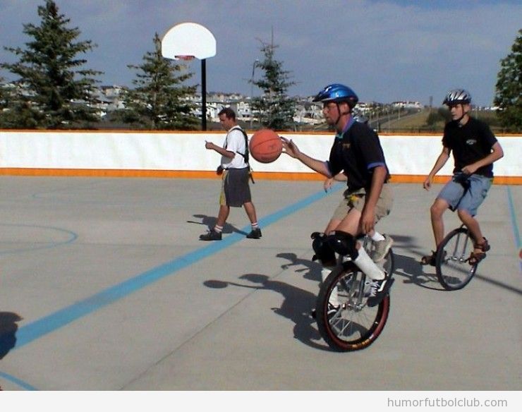 Grupo de hombres jugando al baloncesto subidos en monociclo
