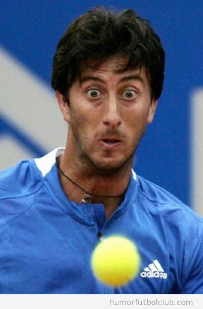 Pelota aproximándose a la cara de un tenista