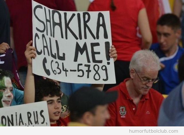Foto graciosa aficionado Eurocopa  con cartel Shakira call me y su teléfono