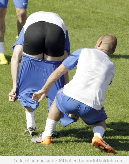 Foto graciosa y WTF Un futbolista baja a otro los pantalones en un entreno