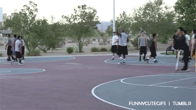 Gif gracioso de un chico que pasa con patinete por una cancha de baloncesto en la calle