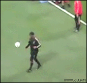 Gif de un futbolista haciendo un control de balón increíble