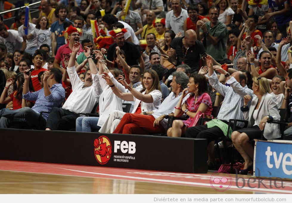 La infanta Elena haciendo la ola en un partido de la selección española de baloncesto 2012