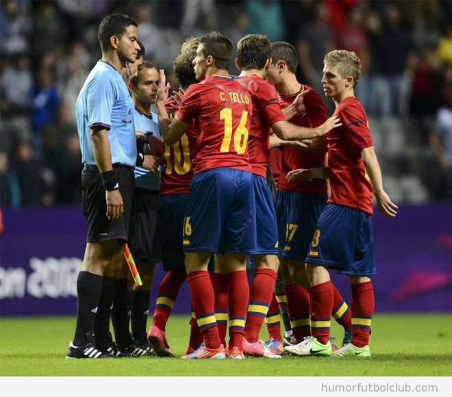 Un grupod e futbolistas de la seleccion española sub 21 discuten con los colegiados en los Juegos Olímpicos Londres 2012