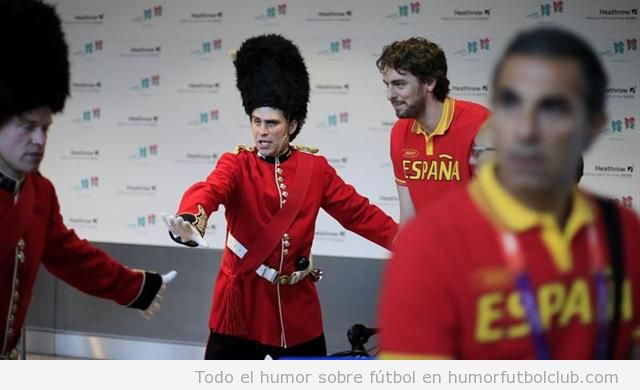 Foto graciosa de Pau Gasol con un Guardia Real de Londres, problemas con su acreditación a la llegada de los Juegos olímpicos Londrees 2012