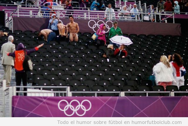 Aficionados desnudos en las gradas de un estadio de Londres durante los Juegos Olímpicos 2012
