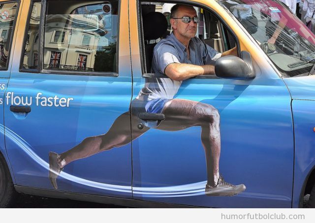 Foto graciosa de un taxista con la pegatina de un atelta en su coche, Juegos Olímpicos 2012 Londres