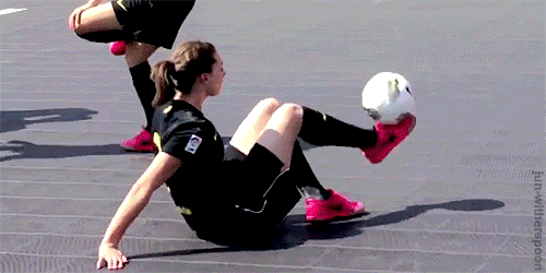 Gif de una chica haciendo toques de balón con camiseta Barça