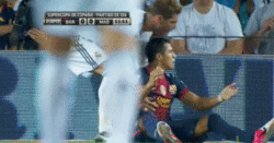 Gif gracioso de Sergio Ramos levantando del suelo a un jugador del barça en partido ida Supercopa 2012