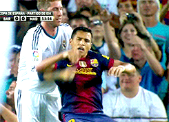 Gif animado gracioso de Sergio Ramos levantando a un jugador del Barça en la Supercopa
