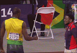 Gif gracioso Bolt chocando mano a un voluntario en los JJOO 2012