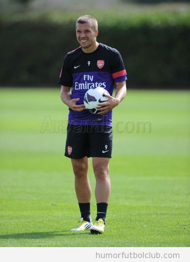 Foto divertida de un futbolista del Arsenal con balón en la mano