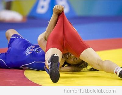 Foto graciosa de dos luchadoras de grecorromana agarrandose del pantalón