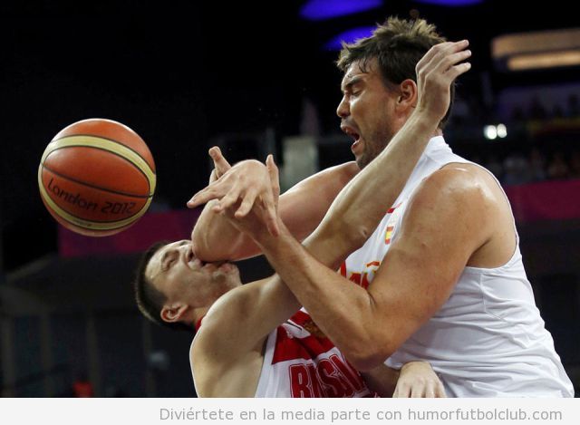 Marc Gasol dando un codazo a un rival ruso en el España Rusia Juegos Olímpicos 2012