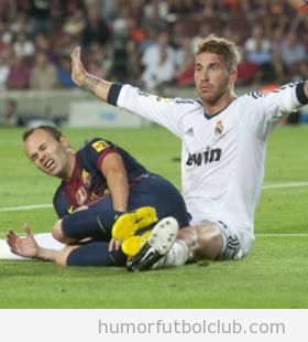 Sergio Ramos señala que no le ha hecho nada a Iniesta, que está en el suelo, en Barça Real Madrid de la Supercopa