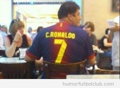 Foto graciosa y curiosa de un hombre con la camiseta del Barça y un dorsal de Cristiano ROnaldo