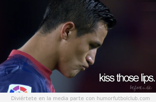 Alexis Sanchez, del Barça, enseña los labios