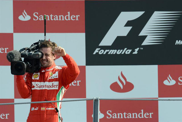 Fernando Alonso cogiendo la cámara en el premio de Formula 1 de Italia