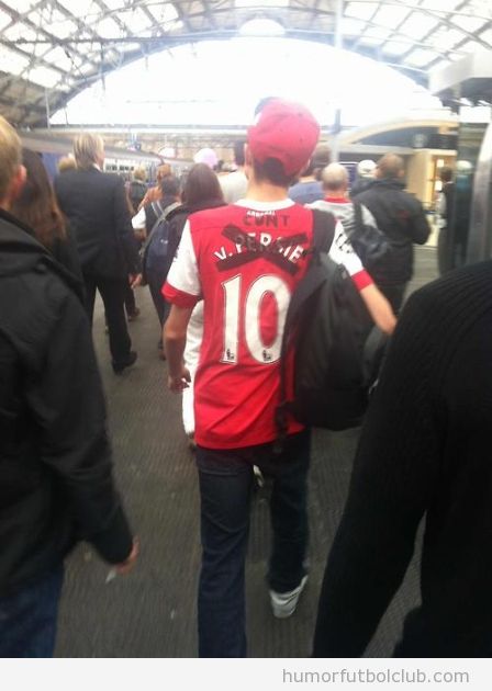 Un aficionado del Arsenal tacha el nombre de Van Persie de su camiseta