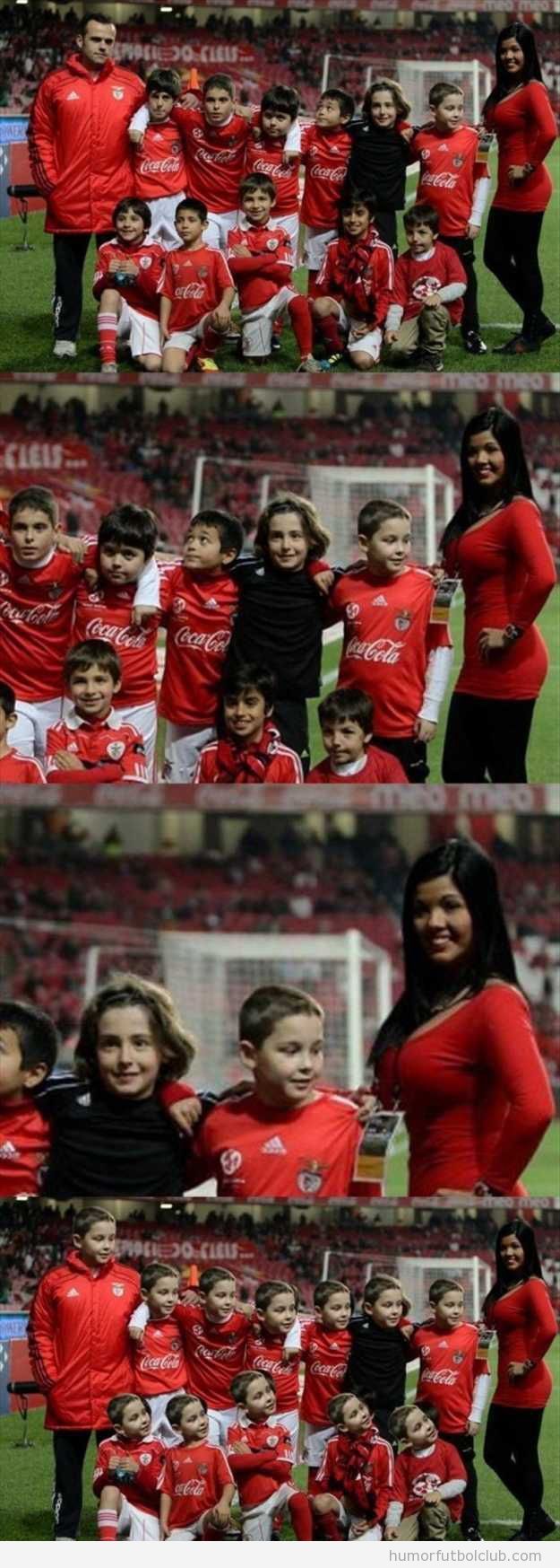 Foto divertida de un grupo de niños de equipo de fútbol, uno mira los pechos de la entrenadora